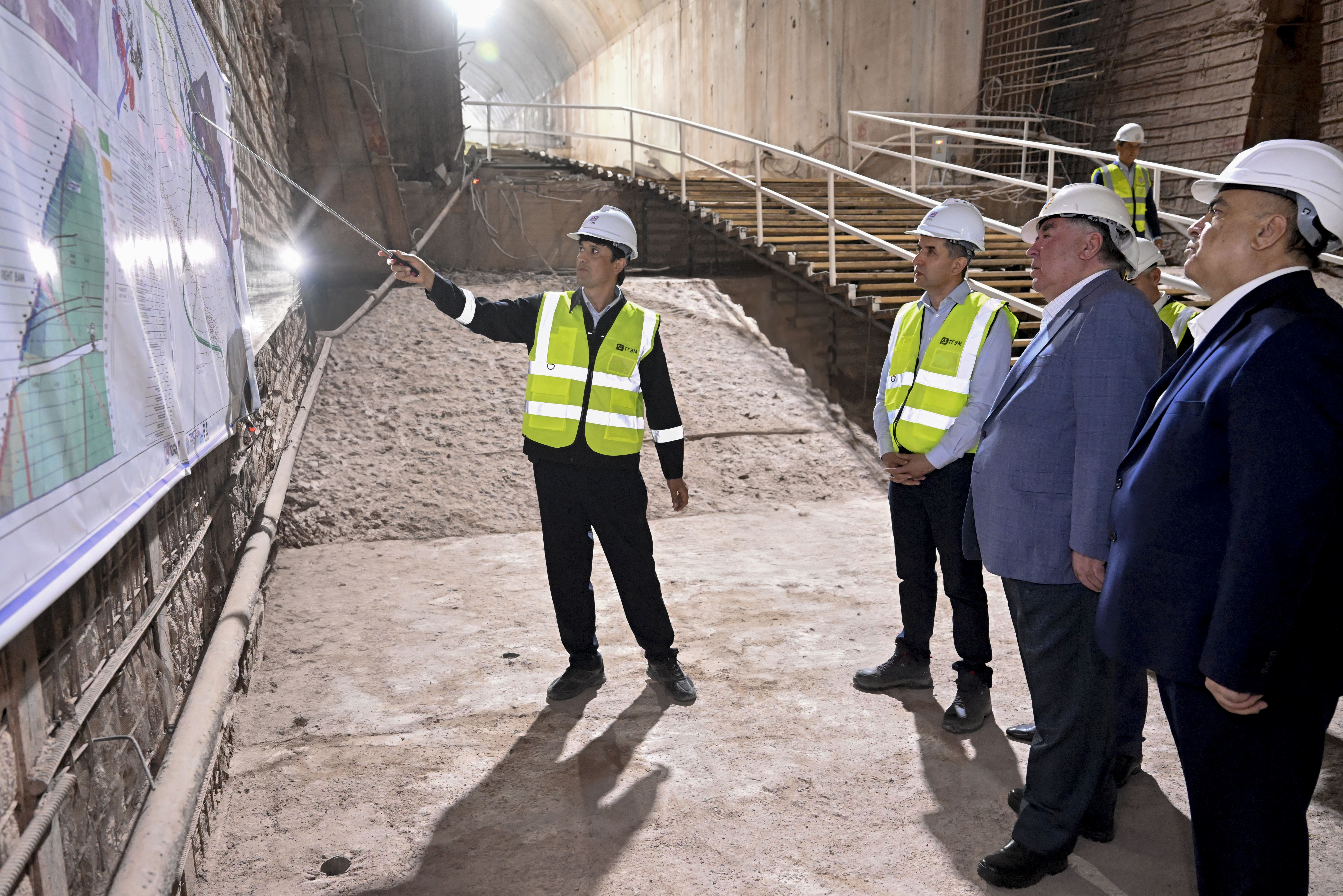 Ознакомление с ходом строительных работ на СТ-4 Рогунской ГЭС